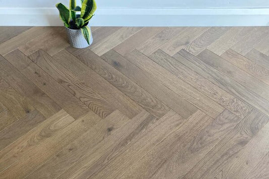 Fumé Fransk Eik Fiskebensparkett med klikksystem